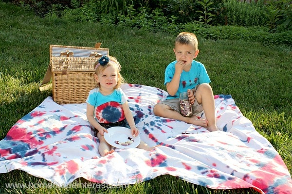 Celebrate 4th of July with a picnic using this tie dye tablecloth. You can use it as a red, white, and blue picnic blanket, or put it on your 4th of July dinner table for your party!