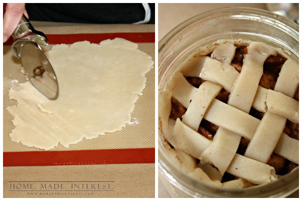 I love giving people homemade gifts, especially edible ones. If that git happens to come in a jar bonus points! This easy apple pie in a jar recipe can be made quickly and one recipe makes 4 pies so you can give multiples to your friend or make 4 gifts at one time! We’ve even got a printable gift tag for you all you have to do is print it out.