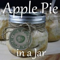 I love giving people homemade gifts, especially edible ones. If that git happens to come in a jar bonus points! This easy apple pie in a jar recipe can be made quickly and one recipe makes 4 pies so you can give multiples to your friend or make 4 gifts at one time! We’ve even got a printable gift tag for you all you have to do is print it out.