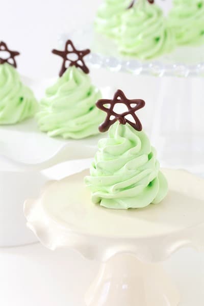 http://www.bakersroyale.com/cookies/christmas-tree-meringue-cookies/