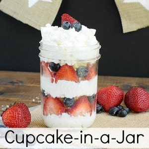 I love food in a jar! These cupcakes in a jar are a simple Memorial day or 4th of July recipe. Mason jar desserts are great for picnics or BBQs.