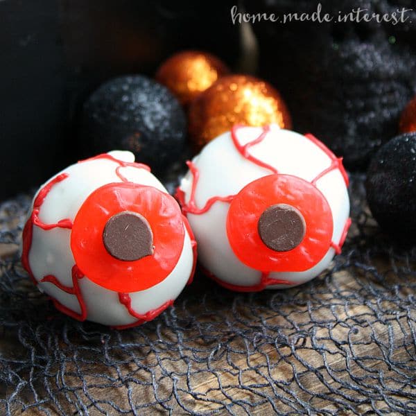 These spooky Oreo ball eyeballs are an easy Halloween dessert that you can make ahead of time. People will love them at your Halloween party!