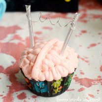 These creepy brain cupcakes are what every mad scientist wants at his Halloween Party. Tutorial for how to frost the cupcakes and a simple DIY Halloween cupcake topper.