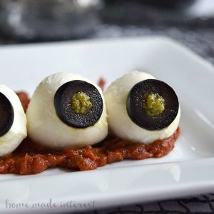 Looking for an easy recipe for Halloween? These mozzarella eyeballs are a creepy recipe that everyone will love!