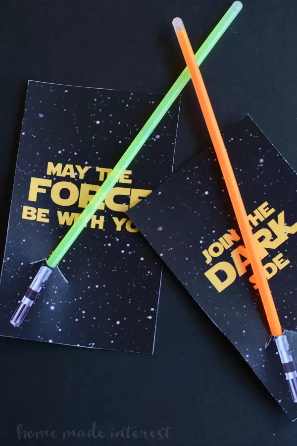 These simple light saber party favor printables are going to be a hit at your next Star Wars party!