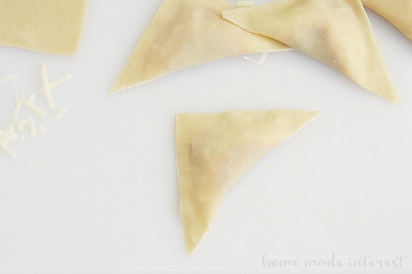These Pizza Wontons are a fun pizza snack for kids of all ages. Everyone will love this crunchy wonton filled with pizza sauce, cheese, and pepperonis!
