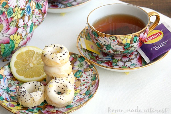 Enjoy a little quiet time with a cup of hot tea and this easy mini lemon poppyseed donuts recipe. It is so simple to make and would be a great brunch recipe for Easter or Mother’s Day.