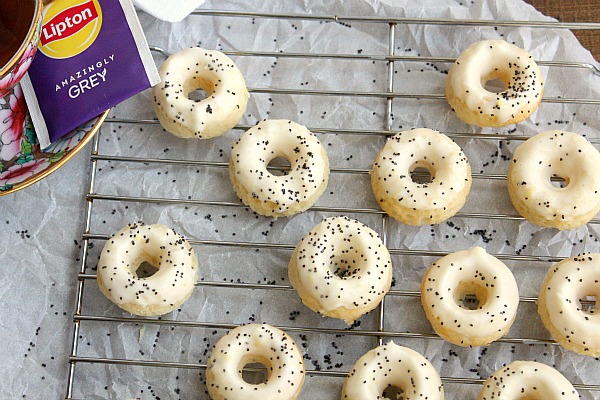 Enjoy a little quiet time with a cup of hot tea and this easy mini lemon poppyseed donuts recipe. It is so simple to make and would be a great brunch recipe for Easter or Mother’s Day.
