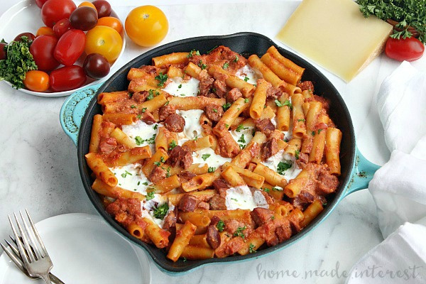Parmesan, Mozzarella, Riccotta cheese, and sausage in a creamy tomato sauce cooked with ziti noodles. This one pot recipe makes an easy weeknight meal for the whole family. Everyone loves baked ziti and this simple one pot baked ziti recipe doesn’t disappoint!