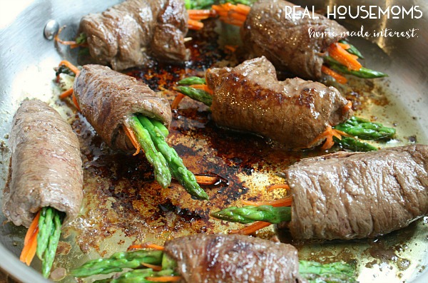 These Balsamic Steak Roll Ups are made with thin slices of flank steak, marinated in balsamic vinegar and rolled up around fresh vegetables. It is an easy dinner recipe that you can cook on the grill or on the stove. This is a great party recipe and it is perfect for a romantic Valentine’s Day dinner!