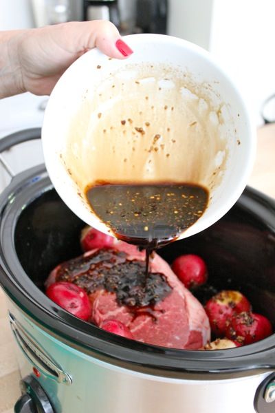 These easy summer crockpot dump meals for the family are great, just dump and go! Freezer cooking in the slow cooker is perfect for dinner on busy nights. Time saving recipes for chicken, beef and meatless options that any family enjoys.