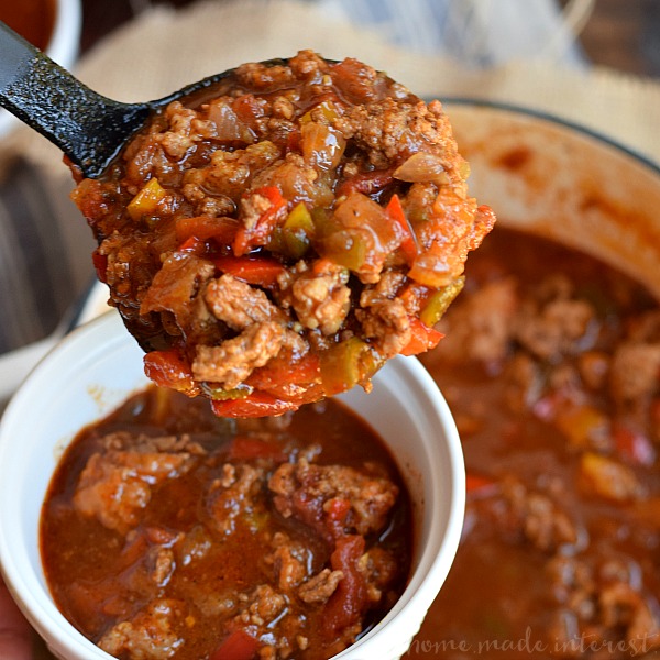 Easy chili recipe made with Pale Ale beer. Not made in the crock pot but on the stove top is perfect for your game day party this football season. Craft beer is a huge trend so this Pale Ale Chili is sure to be a hit. This game day chili is hearty and full of flavor.