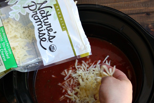 Put a new twist on family pizza night with this easy slow cooker soup recipe. Slow cooker pizza soup is a delicious crock pot tomato soup with all of the spices that give it that pizza sauce flavor. Add in stringy mozzarella cheese, and all of your favorite pizza toppings and you have a slow cooker soup recipe that the whole family will love.