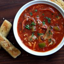 Put a new twist on family pizza night with this easy slow cooker soup recipe. Slow cooker pizza soup is a delicious crock pot tomato soup with all of the spices that give it that pizza sauce flavor. Add in stringy mozzarella cheese, and all of your favorite pizza toppings and you have a slow cooker soup recipe that the whole family will love.