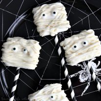 Are you ready for this seriously cute Marshmallow Halloween recipe? These adorable Mummy Marshmallows are an easy Halloween recipe that just takes some melted candys and a big campfire marshmallow. Kids are going to love this Halloween Dessert recipe and it is easy enough to make for a Halloween party.