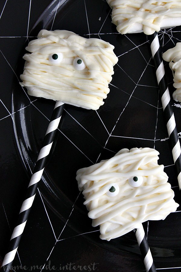 Are you ready for this seriously cute Marshmallow Halloween recipe? These adorable Mummy Marshmallows are an easy Halloween recipe that just takes some melted candys and a big campfire marshmallow. Kids are going to love this Halloween Dessert recipe and it is easy enough to make for a Halloween party.