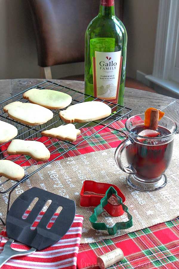 If you’re looking for a cocktail for the holidays this Mulled Wine recipe is a an awesome Christmas drink recipe or New Year’s Eve drink recipe. Mulled wine is cooked with warm, inviting spices that make the whole house smell like the holidays. It is the perfect holiday drink recipe for holiday entertaining!