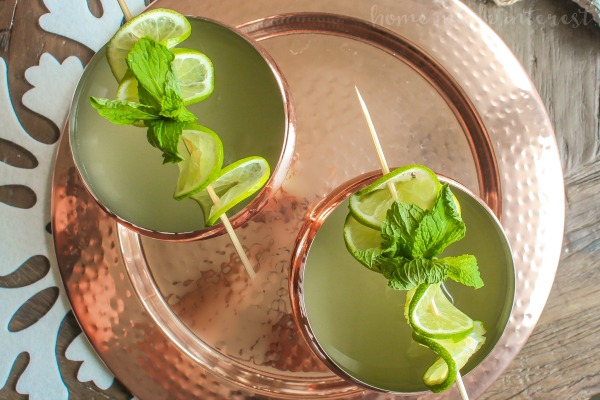 The Moscow Mule has become very trendy. This New Year's party make a toast with a Champagne Moscow Mule. Pop the bubbly when you count down and pour yourself a delicious Moscow Mule with a twist. This Champagne Moscow Mule recipe is the perfect fizzy drink to serve at your Christmas or New Year’s Party. 