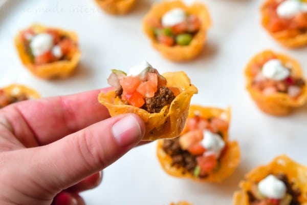 These low carb taco cups are an easy low carb recipe that can be a low carb appetizer for Christmas or New Year’s or just a quick healthy lunch for those on a low carb diet. The cheesy shells are perfect for all of that taco goodness inside. These will disappear quick!