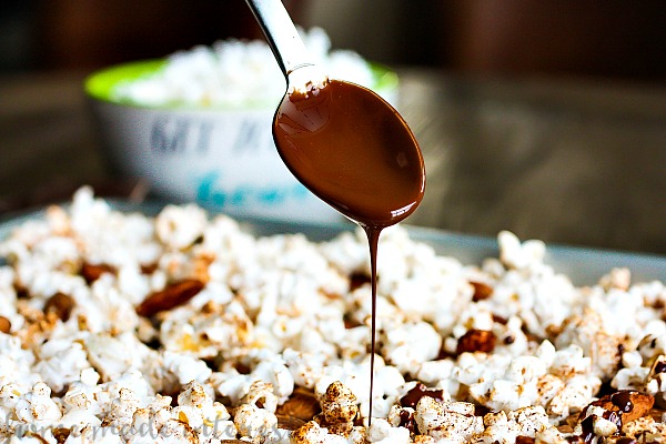 Mexican Chocolate Popcorn and Almonds | This sweet and crunchy Mexican Chocolate Popcorn and Almonds is a healthy snack that is easy to make. A blend of spices and chocolate gives this Mexican Chocolate Popcorn and Almonds a sweet flavor with a little bit of a kick and the light popcorn and almonds are healthy snack foods that taste great!