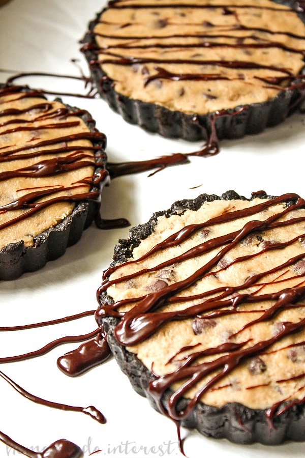 No Bake Chocolate Chip Cookie Dough Tart | This is a no bake dessert recipe that is quick and easy to make and oh so good! No bake chocolate chip cookie dough tarts have a no bake Oreo crust and are filled with no bake chocolate chip cookie dough. Drizzle this no bake dessert with a little chocolate and serve it to friends and family at your next party!