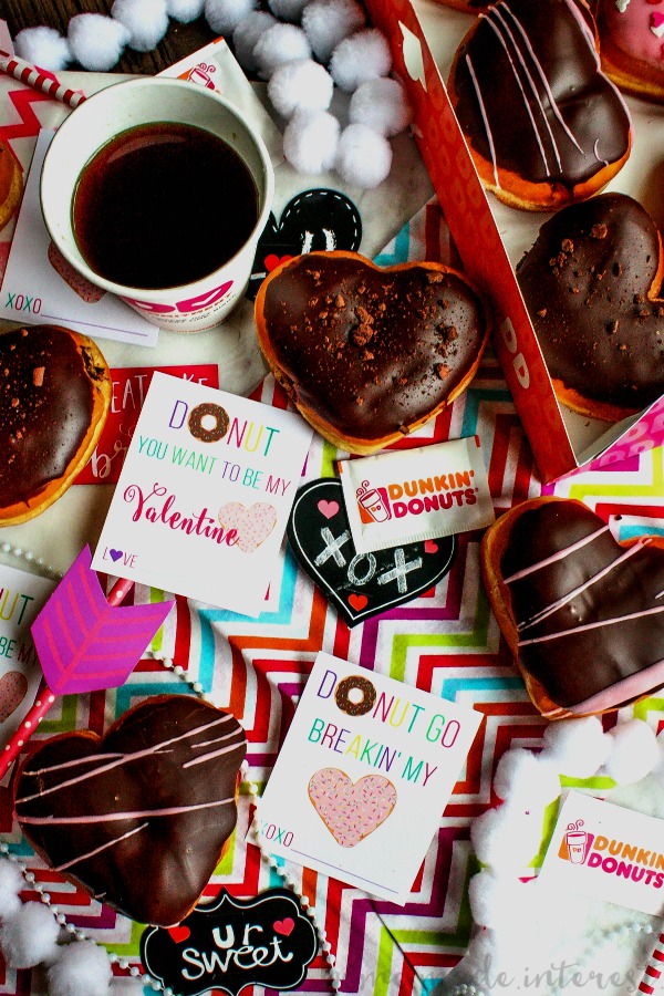 Easy Valentine’s Day Donut Cards | Donuts for Valentine’s Day the perfect Valentine’s Day treat! Make these easy Valentine’s Day favors for your sweetie or your kids’ classroom Valentine’s Day favor. This free printable donut valentine’s day cards are just as sweet as a dozen donuts!