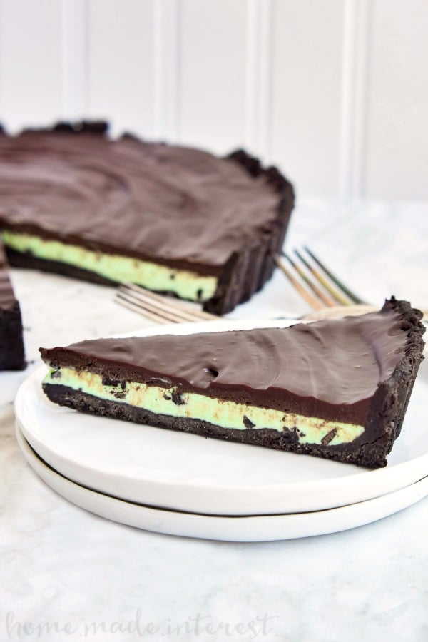 Mint Ice Cream Oreo Tart | If you love mint and chocolate together then this mint ice cream oreo tart recipe is for you! This easy mint chocolate dessert recipe is an amazing St. Patrick’s Day dessert. An oreo tart filled with mint chocolate chip ice cream and topped with rich chocolate ganache.
