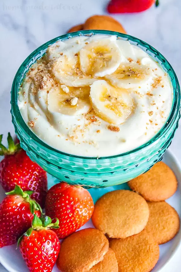 Banana Cream Cheesecake Dip | If you like banana pudding you’re going to love this no bake banana cream cheesecake dip! It is an easy no bake dip recipe that combines, pudding, bananas, cream cheese, and whipped cream to make a rich and delicious dessert dip recipe that taste just like banana pudding when you eat it on a vanilla wafer! This banana cream cheesecake dip will make a perfect Easter dessert or summer dessert recipe for cookouts!