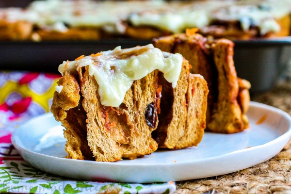 Carrot Cake Cinnamon Rolls | Who wants carrot cake for breakfast? This is one of the best Easter brunch recipes you’re going to find. This recipe for carrot cake cinnamon rolls is an easy Easter brunch recipe. Filled with raisins, carrots, and cinnamon and topped with cream cheese frosting these carrot cake cinnamon rolls are amazing!