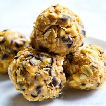 Peanut Butter Energy Balls | If your kids play sports you’re probably always looking for healthy snack for sports. These easy peanut butter energy balls are packed full of protein and a few delicious chocolate chips to help keep your kid’s energy up when they play sports. This easy sports snack recipe for kids will keep the whole team happy!
