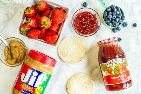 Peanut Butter and Jelly Tacos | This is a fun lunchbox idea for kids. This back to school recipe is so much fun. Peanut Butter and Jelly Tacos take all of the ingredients of a PB&J sandwich and turn them into a fun taco! This is a lunch recipe for kids that makes a great school lunch idea. Keep the kids from getting bored with this creative lunch idea!