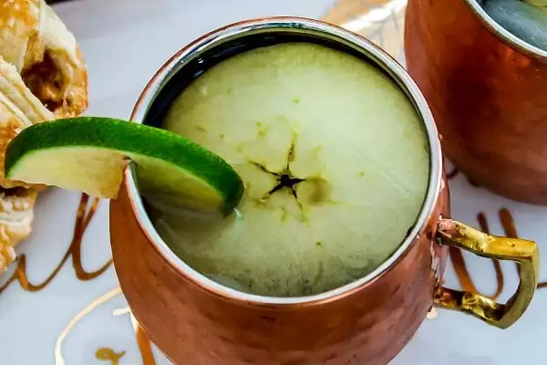 Apple Cider Mule - This Apple Cider Mule is going to be your favorite fall drink recipe! Apple Cider, vodka and ginger beer combined to make a fall moscow mule. Need a Halloween party cocktail or Halloween drink recipe? Your friends are going to love this fall cocktail recipe!