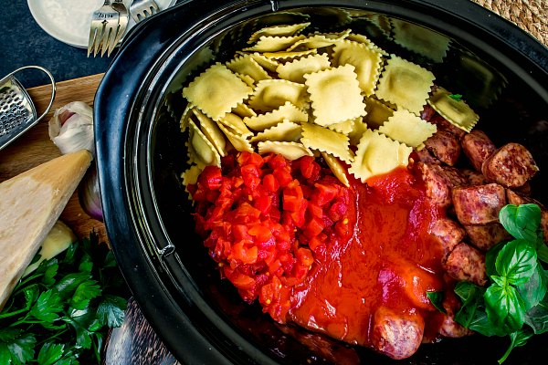 slow cooker with sausage, ravioli and tomatoes