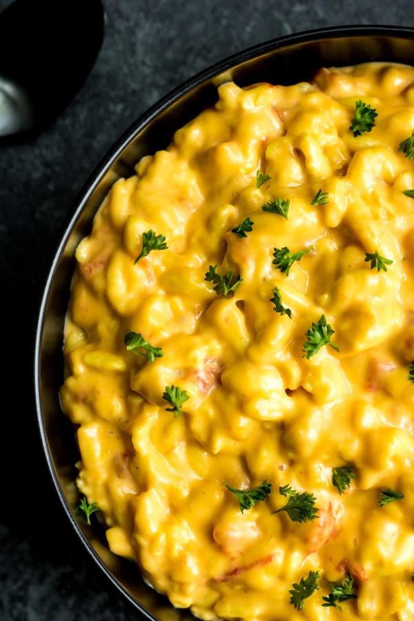 black bowl of Spicy Crock Pot Macaroni and Cheese
