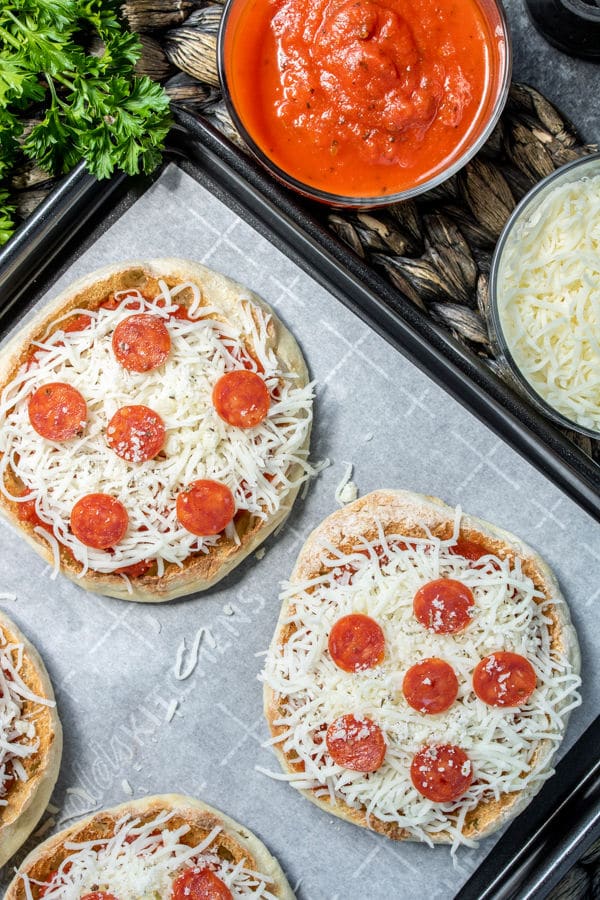 how to make English Muffin Pizza