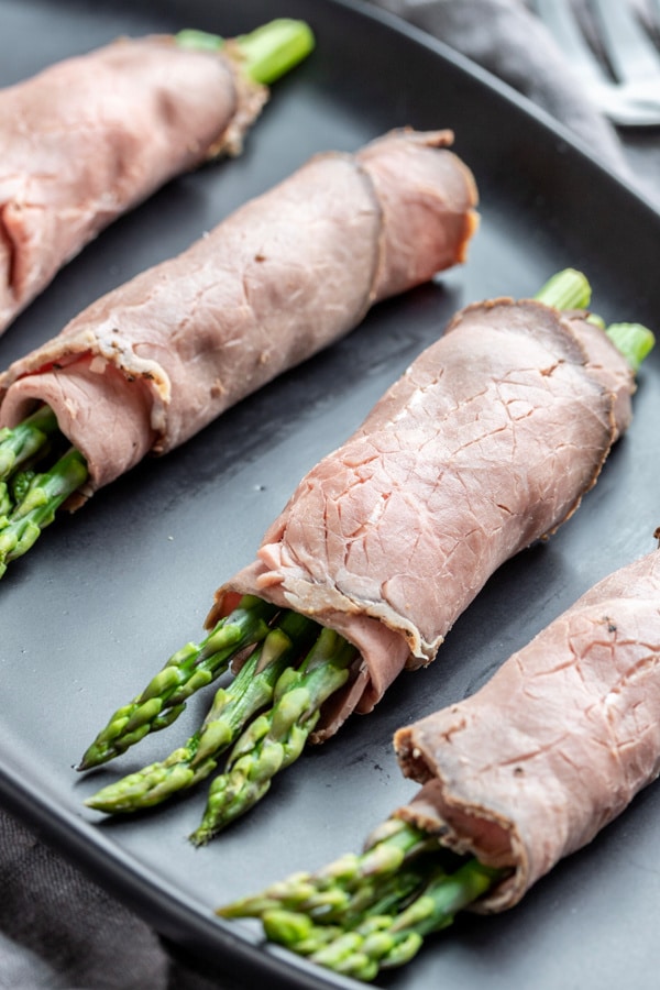 Steamed asparagus rolled up in a slice of roast beef with a creamy cream cheese spread to make Roast Beef and Asparagus Roll Ups 