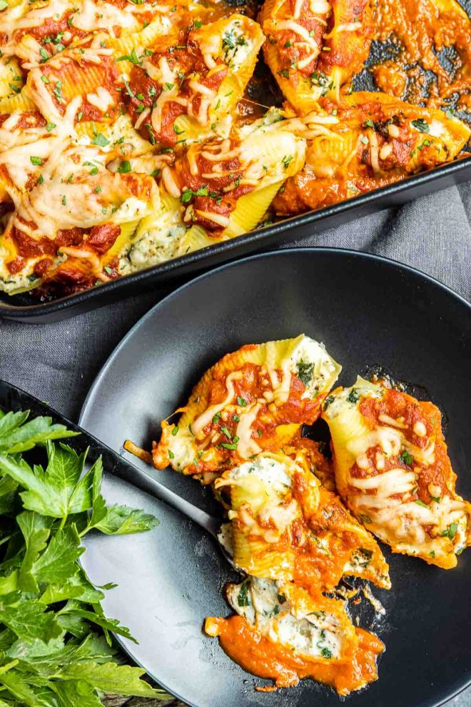 Spinach and Ricotta Stuffed Shells in black dish and black plate