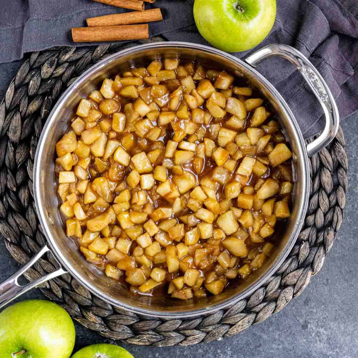 A skillet filled with apple pie filling.